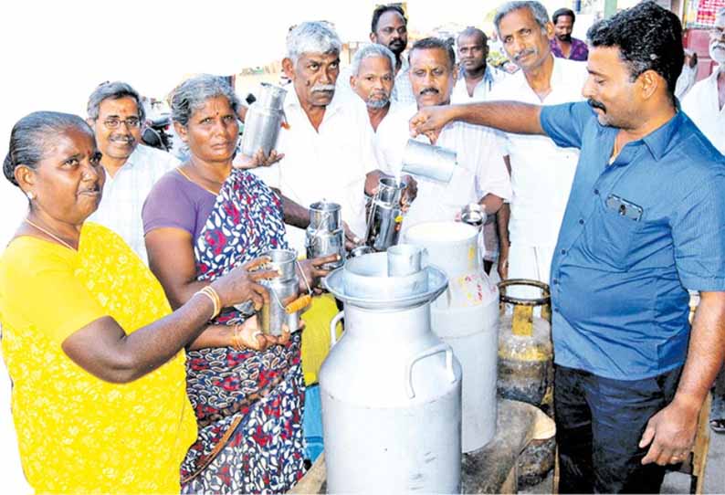 பாலித்தீன் பைகளுக்கு தடை எதிரொலி: வாடிக்கையாளர்களுக்கு சில்வர் பாத்திரம் வழங்கி அசத்திய பால் வியாபாரி