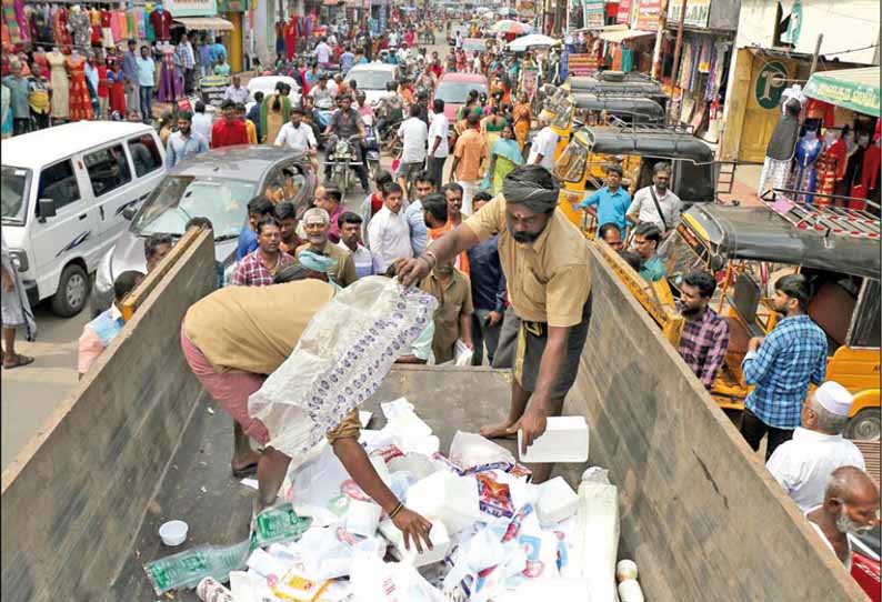 நெல்லையில், கடைகளில் மாநகராட்சி அதிகாரிகள் அதிரடி சோதனை - பிளாஸ்டிக் பொருட்கள் பறிமுதல்