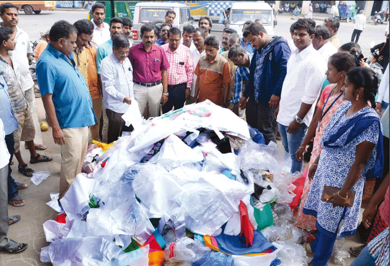 வேலூர் மாநகராட்சி பகுதியில் தடை செய்யப்பட்ட 1½ டன் பிளாஸ்டிக் பொருட்கள் பறிமுதல் வியாபாரிகள் வாக்குவாதத்தில் ஈடுபட்டதால் பரபரப்பு