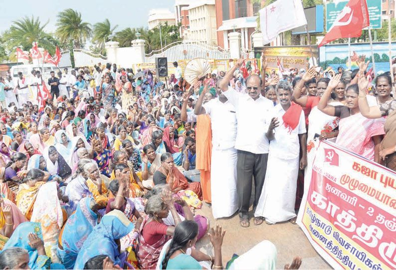 புயலால் பாதித்த அனைவருக்கும் நிவாரணம் வழங்கக்கோரி கலெக்டர் அலுவலகம் முன்பு விவசாயிகள் காத்திருப்பு போராட்டம்