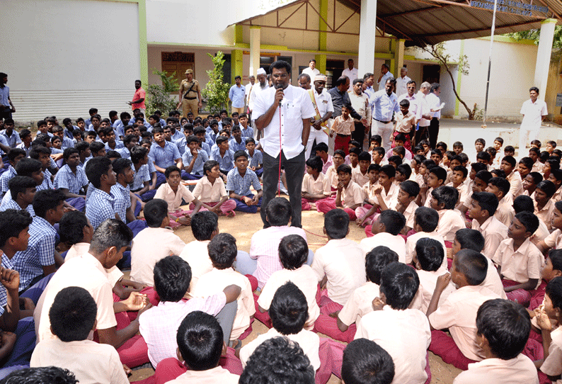 மாணவர்கள் லட்சியத்துடன் படித்து முன்னேற வேண்டும் கீழ்பென்னாத்தூர் பள்ளியில் ஆய்வு செய்த கலெக்டர் பேச்சு