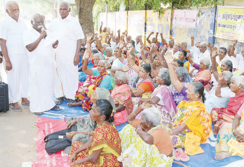 சத்துணவு-அங்கன்வாடி ஓய்வூதியர்கள் ஆர்ப்பாட்டம்