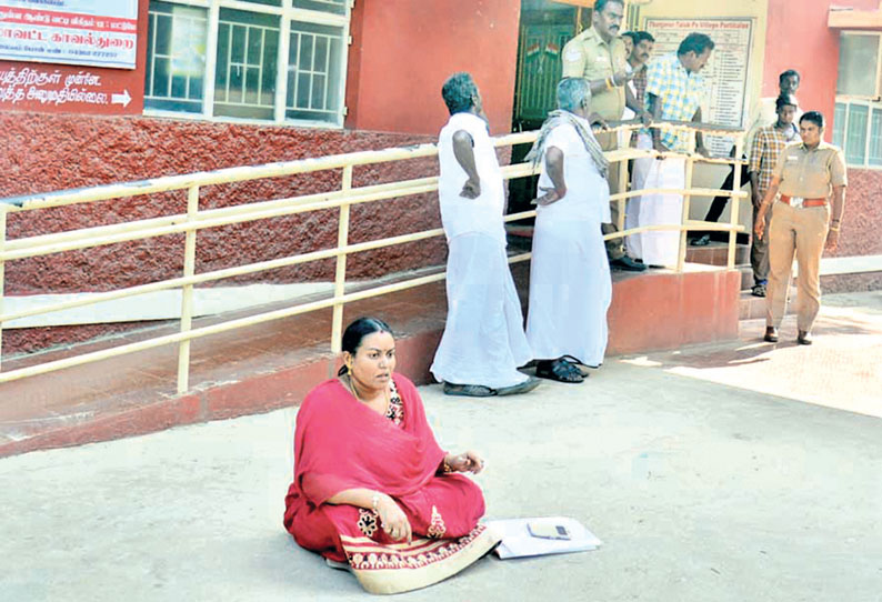 ரூ.15 லட்சம் மோசடி செய்த கணவர் மீது நடவடிக்கை கோரி தஞ்சை போலீஸ் நிலையத்தில், நர்சு தர்ணா போராட்டத்தால் பரபரப்பு