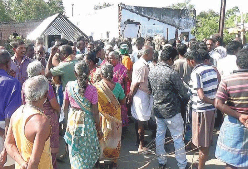 திருச்செங்கோடு அருகே பொதுமக்கள் திடீர் சாலைமறியல் சட்ட விரோத மது விற்பனையை தடுக்க கோரிக்கை