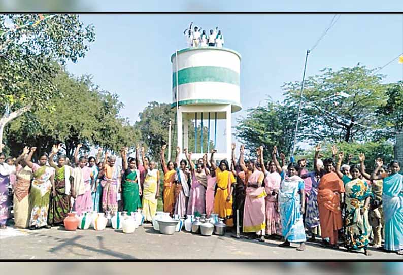 குடிநீர் வினியோகம் செய்யக்கோரி காலி குடங்களுடன் கிராம மக்கள் போராட்டம்