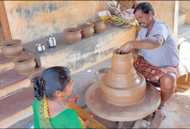 பெரிய கிருஷ்ணாபுரத்தில் பொங்கல் பண்டிகையை முன்னிட்டு மண் பானைகள் தயாரிக்கும் பணி மும்முரம்