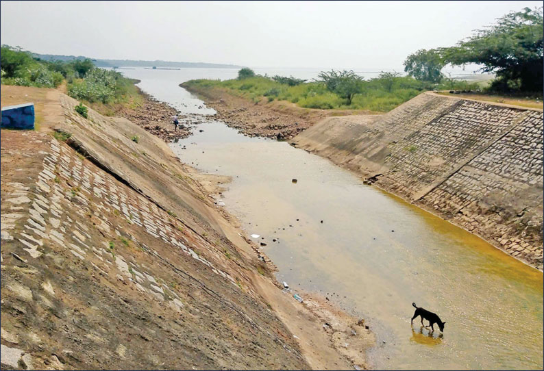 சென்னை ஏரிகளில் நீர்மட்டம் குறைந்தது கிருஷ்ணா தண்ணீரை பெற தமிழக அதிகாரிகள் ஐதராபாத் பயணம்