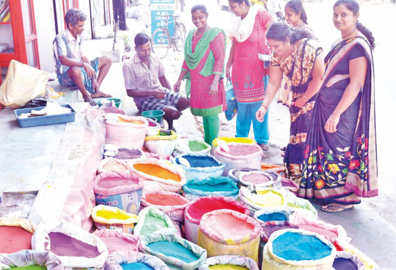 தூத்துக்குடியில் வண்ண கோலப்பொடி விற்பனை மும்முரம் பொங்கல் பண்டிகை களைகட்ட தொடங்கியது