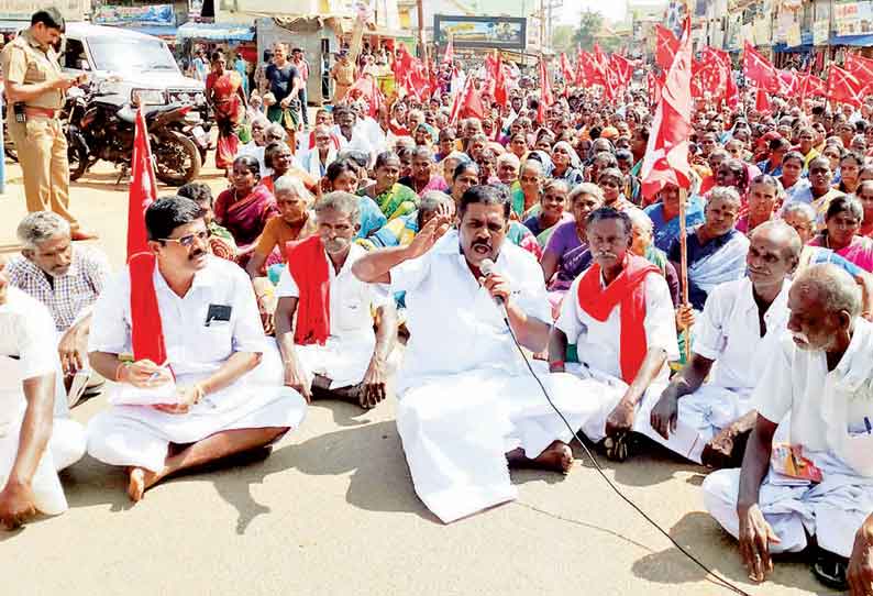 கடனை தள்ளுபடி செய்யக் கோரி சாலை மறியல் செய்த விவசாயிகள் கைது