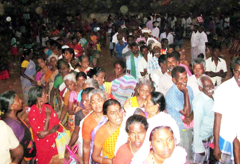 பொங்கல் பரிசு தொகுப்பு வாங்க நீண்ட வரிசையில் இரவிலும் காத்திருந்த பொதுமக்கள்