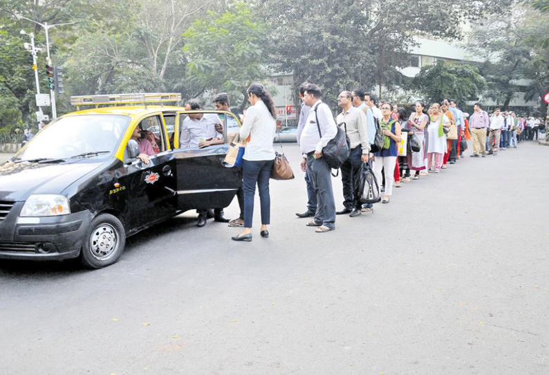 வேலை நிறுத்தம் காரணமாக மும்பையில் பஸ் போக்குவரத்து ஸ்தம்பித்தது; பயணிகள் பரிதவிப்பு