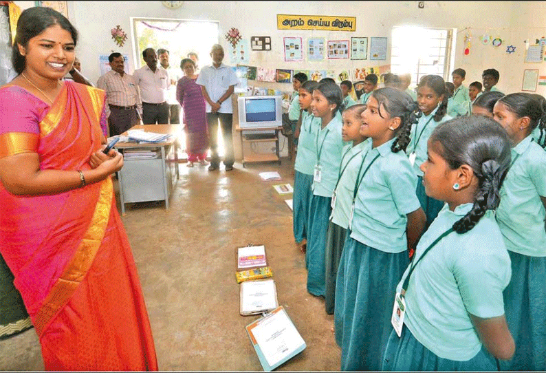 நடுக்கல்லூர் ஊராட்சி ஒன்றிய தொடக்கப்பள்ளியில் ஆங்கில வழிக்கல்வி செயல்பாடு குறித்து மாணவர்களிடம் கலெக்டர் கலந்துரையாடல்