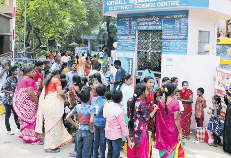 காணும் பொங்கலையொட்டி நெல்லை அறிவியல் மையத்தில் குவிந்த பொதுமக்கள்