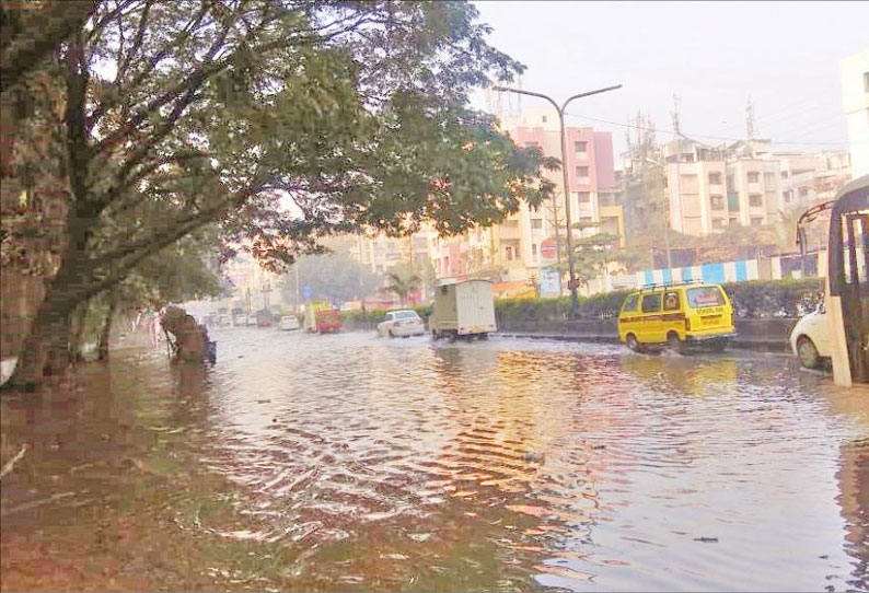 குடிநீர் தொட்டி வால்வு உடைந்து புனே நகரில் திடீர் வெள்ளம்