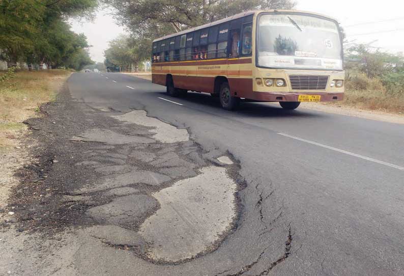 பெருந்துறையில் 20 அடி நீளத்துக்கு தார்ரோடு பெயர்ந்தது