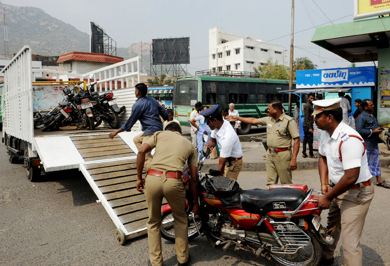 திருவண்ணாமலை பஸ் நிலையத்திற்குள் அத்துமீறி நுழைந்த மோட்டார்சைக்கிள்கள் பறிமுதல் துணை போலீஸ் சூப்பிரண்டு நடவடிக்கை