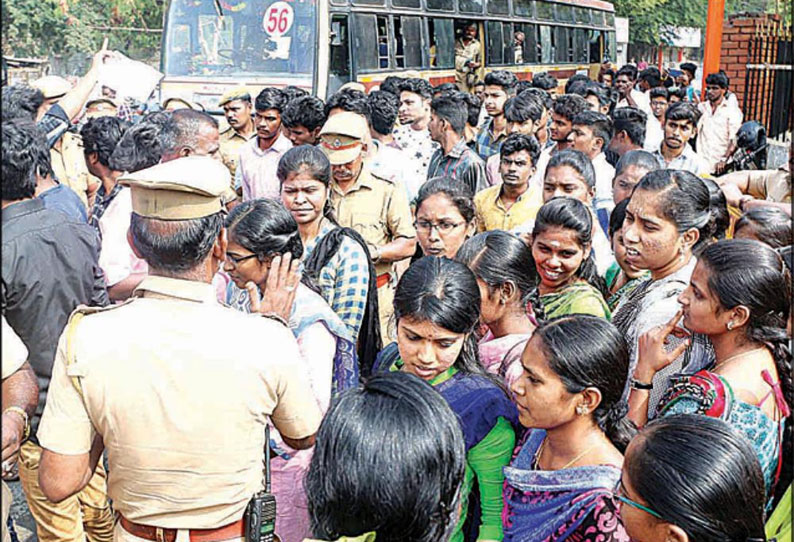 பழைய தேர்வு முறையை அமல்படுத்த கோரி கலெக்டர் அலுவலகத்தை முற்றுகையிட்ட என்ஜினீயரிங் கல்லூரி மாணவர்கள்