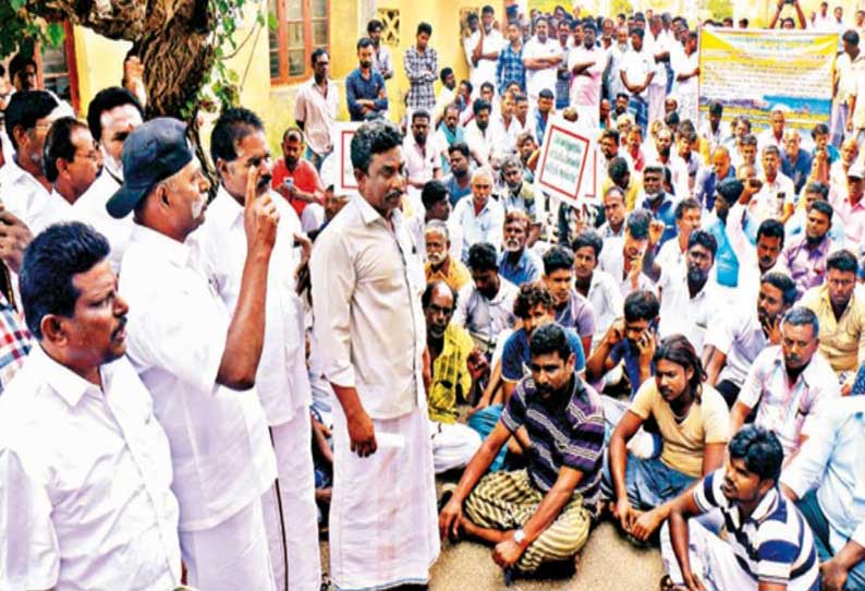 தடைசெய்யப்பட்ட வலைகளில் மீன்பிடிப்பதை தடுக்கக்கோரி மண்டபத்தில் மீனவர்கள் முற்றுகை