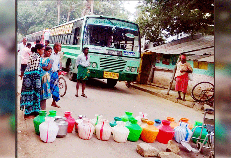 வேட்டவலம் அருகே குடிநீர் கேட்டு பொதுமக்கள் சாலை மறியல் போக்குவரத்து பாதிப்பு