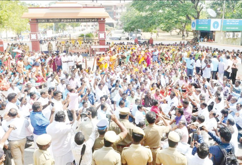 வேலை நிறுத்த போராட்டத்தையொட்டி ஜாக்டோ-ஜியோ அமைப்பினர் 2-வது நாளாக சாலை மறியல் 500 பேர் கைது