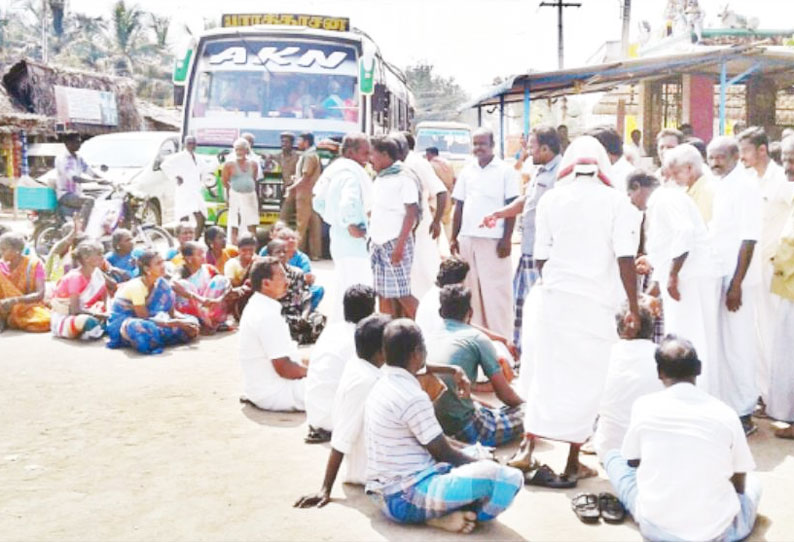 சம்பா பயிரை காப்பாற்ற தண்ணீர் திறக்க வலியுறுத்தி விவசாயிகள் சாலை மறியல்