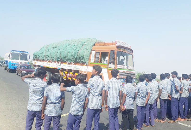 ஆசிரியர்கள் வேலை நிறுத்தத்தால் பாதிப்பு: லாலாபேட்டை அருகே பள்ளி மாணவர்கள் சாலை மறியல்