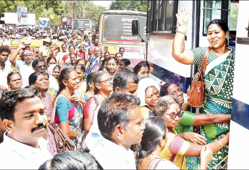 கலெக்டர் அலுவலகம் அருகே அரசு ஊழியர்கள், ஆசிரியர்கள் சாலை மறியல் போராட்டம் 2,134 பேர் கைது