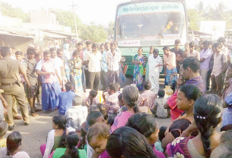 மண்ணச்சநல்லூர் அருகே குடிநீர் கேட்டு பொதுமக்கள் சாலை மறியல்