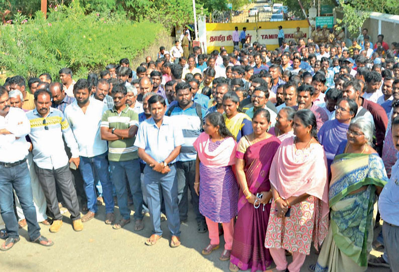 தூத்துக்குடியில் ஸ்டெர்லைட் ஆலை பணியாளர்கள் தர்ணா போராட்டம்