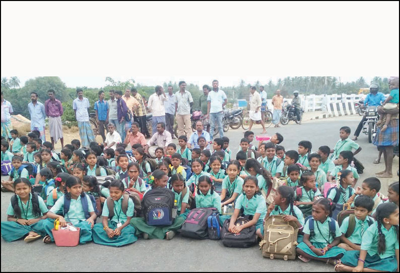 பள்ளிக்கூடத்துக்கு ஆசிரியர்கள் வராததால் மாணவ-மாணவிகள் திடீர் சாலை மறியல்