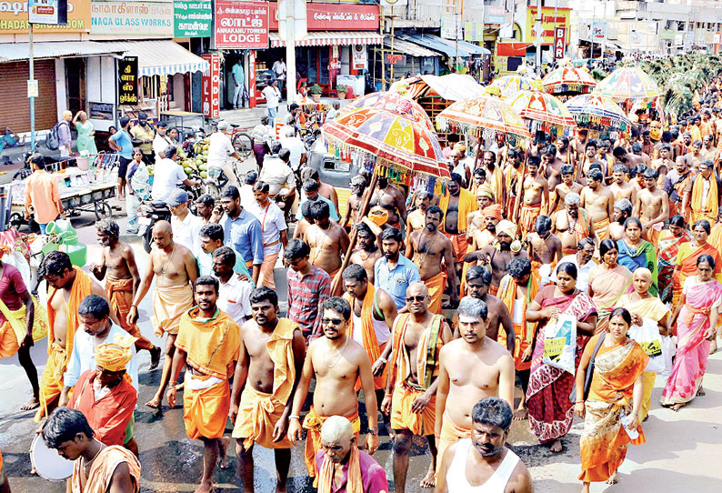 பழனி முருகன் கோவிலில் குவிந்த எடப்பாடி பக்தர்கள் மயில், இளநீர் காவடி எடுத்து நேர்த்திக்கடன்