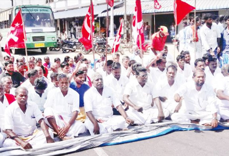 புயல் நிவாரணம் வழங்கக்கோரி மார்க்சிஸ்ட் கம்யூனிஸ்டு கட்சியினர் சாலை மறியல் 40 பெண்கள் உள்பட 70 பேர் கைது