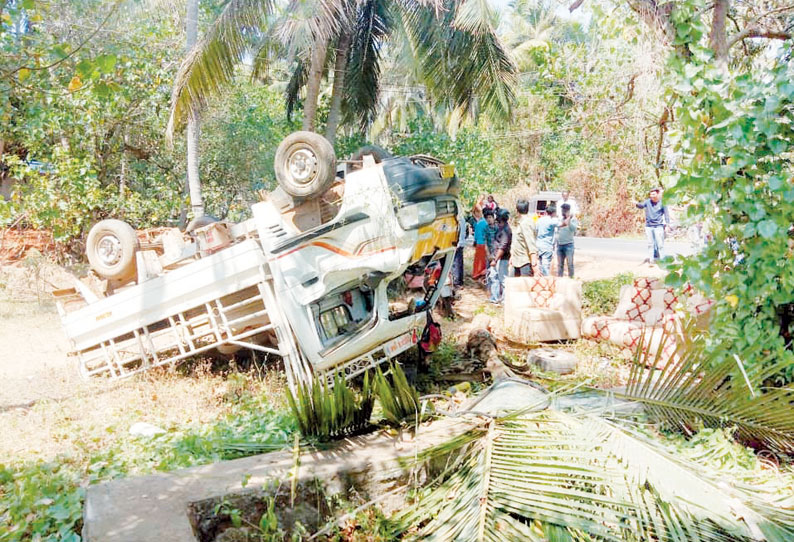 வெள்ளமோடி அருகே மினி டெம்போ கவிழ்ந்தது; டிரைவர் படுகாயம்