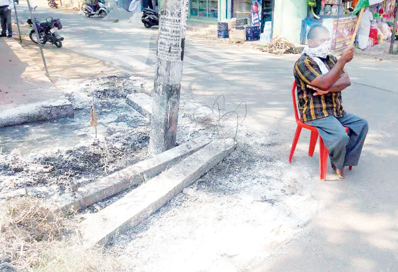 குளச்சல் நகராட்சியை கண்டித்து  காங்கிரஸ் நிர்வாகி திடீர் போராட்டம்