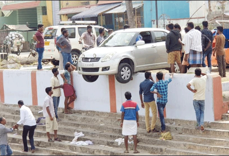 டிரைவரின் கட்டுப்பாட்டை இழந்து தெப்ப குளத்தின் சுற்றுச்சுவர் மீது ஏறி நின்ற கார் பள்ளிகொண்டாவில் சம்பவம்