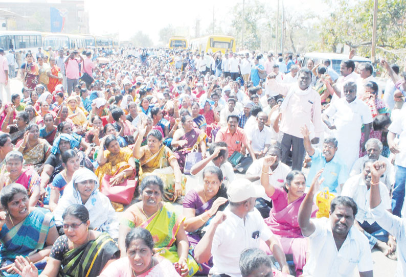 புதுக்கோட்டையில் சாலை மறியலில் ஈடுபட்ட அரசு ஊழியர்கள் - ஆசிரியர்கள் உள்பட 2 ஆயிரத்து 566 பேர் கைது