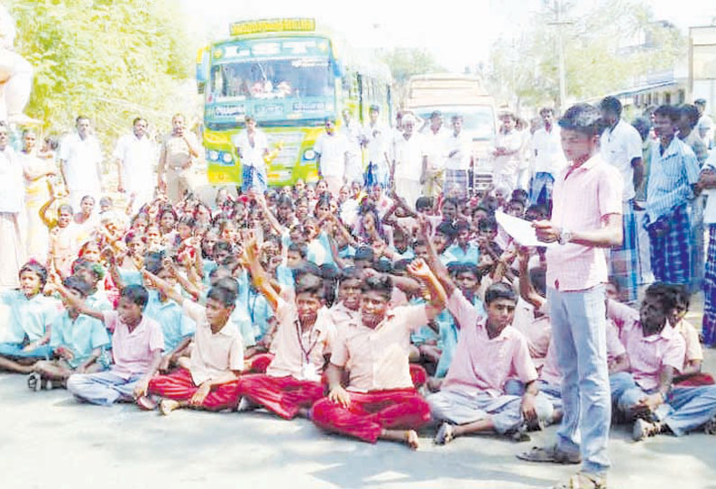 அரசு பள்ளிகளை திறந்து ஆசிரியர்கள் பாடம் நடத்த கோரி மாணவர்களுடன் பெற்றோர் சாலை மறியல்