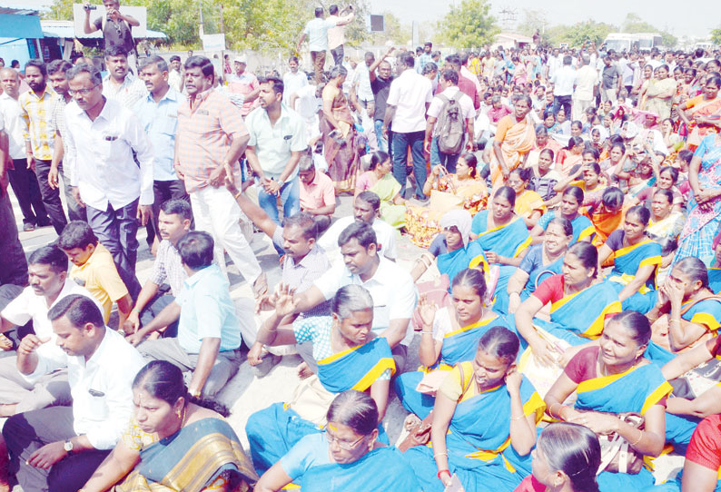 கரூர் கலெக்டர் அலுவலகம் முன்பு அரசு ஊழியர்கள்-ஆசிரியர்கள் மறியல் 1,325 பேர் கைது