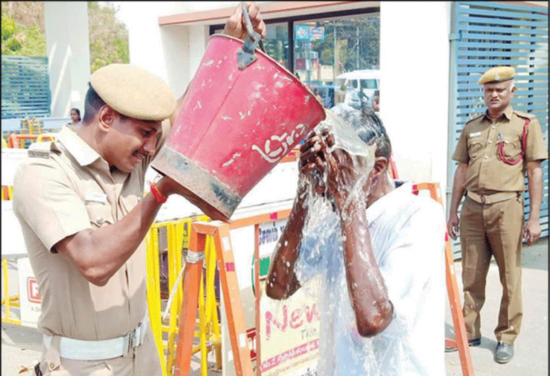 சேலம் கலெக்டர் அலுவலகம் முன்பு நிலத்தை மீட்டுத்தர கோரி விவசாயி தீக்குளிக்க முயன்றதால் பரபரப்பு