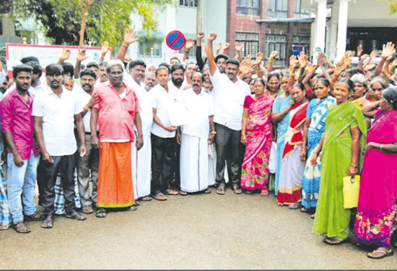 திருவள்ளூர் கலெக்டர் அலுவலகத்தை முற்றுகையிட்ட பொதுமக்கள் கலெக்டரிடம் மனு அளித்தனர்