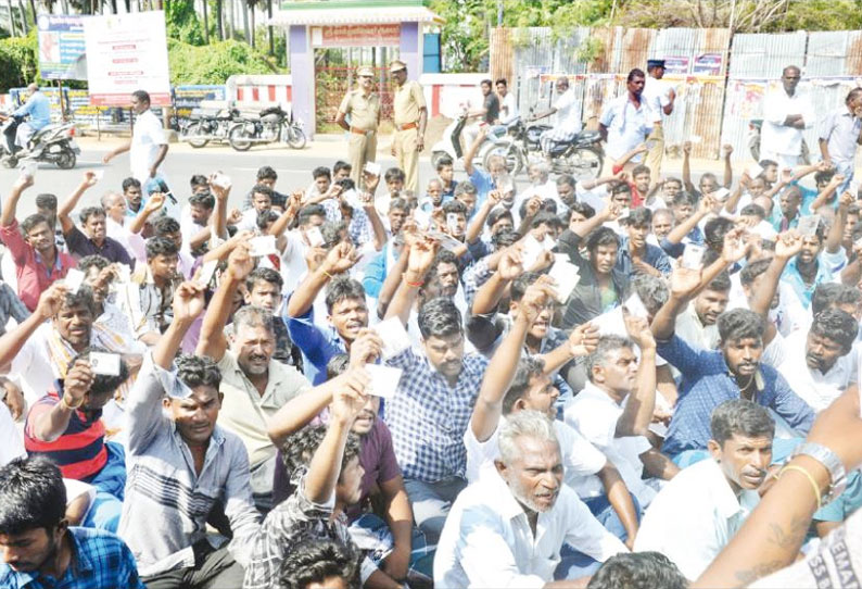 புயலால் சேதமடைந்த படகுகளுக்கு நிவாரணம் கோரி நாகை கலெக்டர் அலுவலகத்தை மீனவர்கள் முற்றுகை