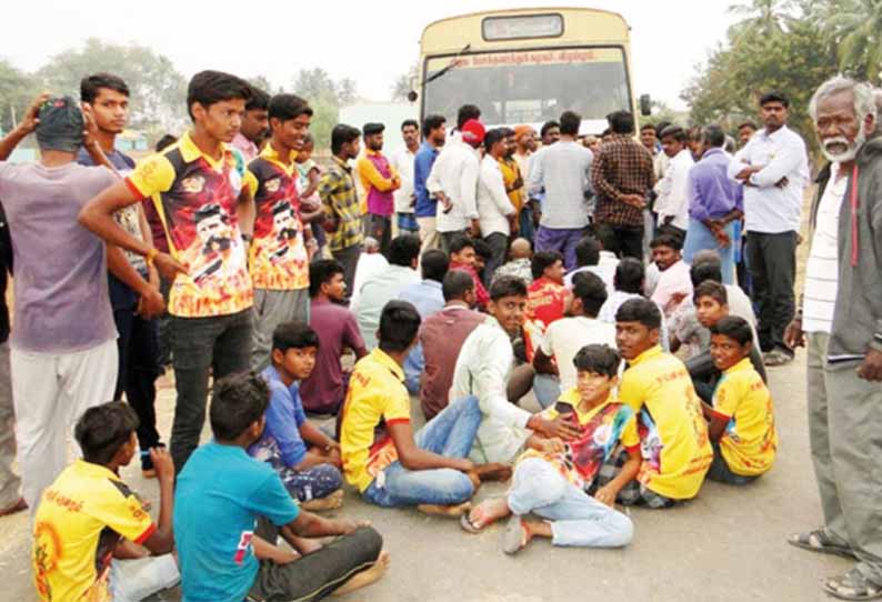 வாணியம்பாடி அருகே குடிநீர் கேட்டு பஸ் சிறைபிடிப்பு - பொதுமக்கள் போராட்டம்