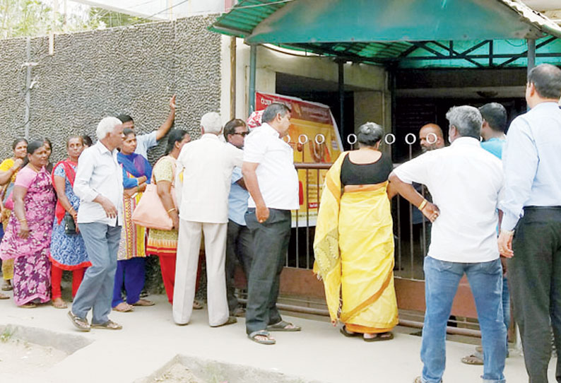 திருச்சி அருகே வங்கியில் கொள்ளை சம்பவம்: ஊழியர்களிடம் போலீசார் தீவிர விசாரணை