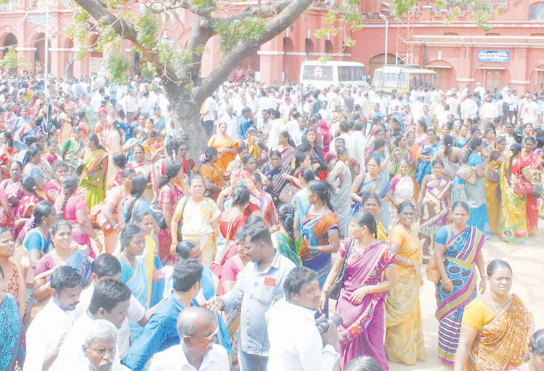 புதுக்கோட்டையில் சாலை மறியலில் ஈடுபட முயன்ற அரசு ஊழியர்கள்-ஆசிரியர்கள் உள்பட 483 பேர் கைது