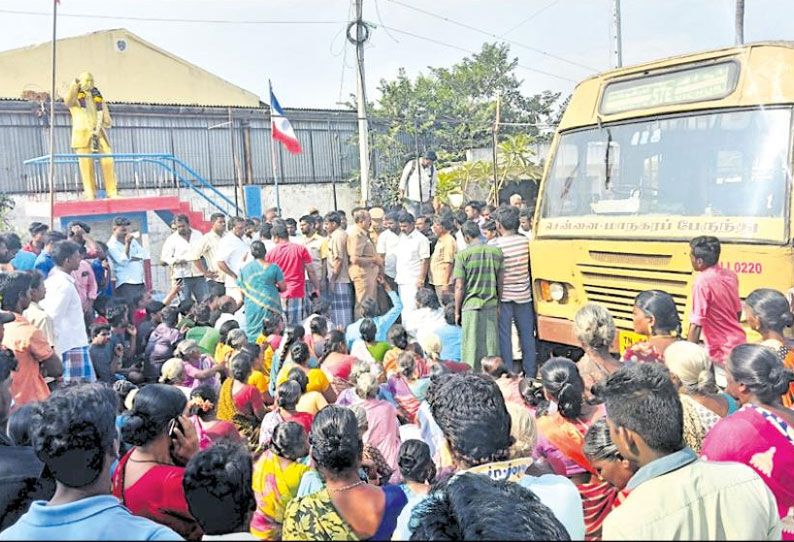 சோழவரம் அருகே அம்பேத்கர் சிலையை சேதப்படுத்திய மர்மநபர்கள் கைது செய்யக்கோரி கிராம மக்கள் மறியல்