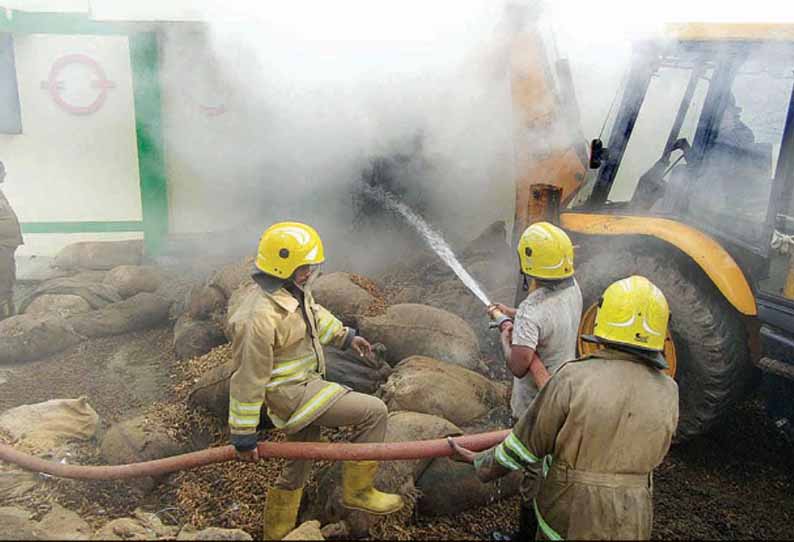 சேலம் அருகே ஒழுங்குமுறை விற்பனை கூடத்தில் உள்ள மஞ்சள் குடோனில் பயங்கர தீ - ரூ.50 லட்சம் சேதம்