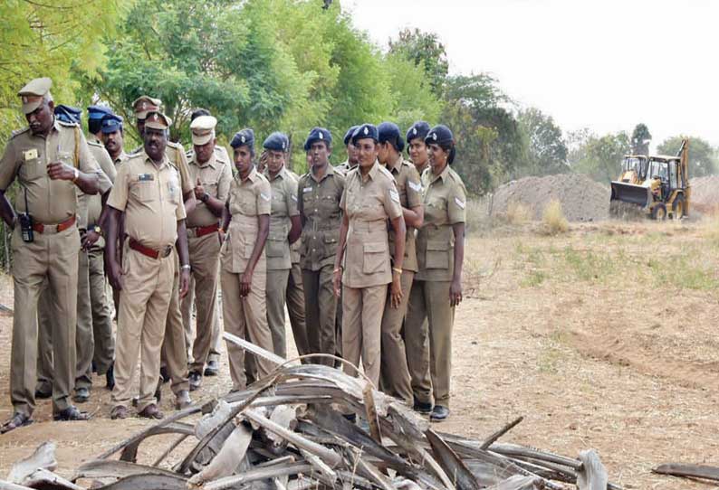 சென்னிமலை அருகே விவசாய நிலங்களில் மின்கோபுரங்கள் அமைக்கும் பணி தீவிரம்