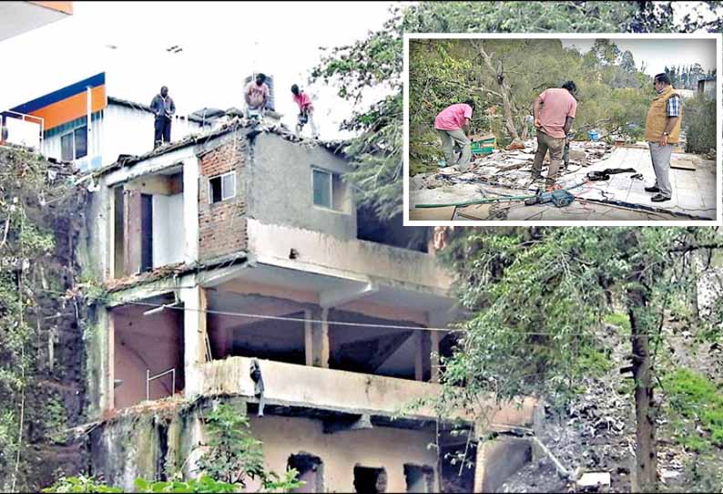 கொடைக்கானலில் விதிகளை மீறி கட்டப்பட்ட 4 மாடி கட்டிடம் இடித்து அகற்றம்