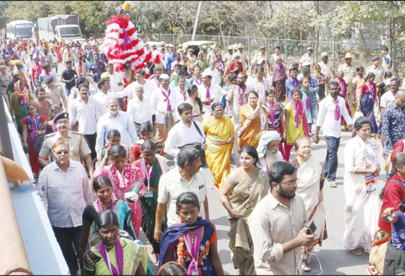 சித்ரதுர்காவில் இருந்து நடைபயணமாக வந்தனர்: மதுவிலக்கை அமல்படுத்த கோரி பெண்கள் ஊர்வலம் பெங்களூருவில் நடந்தது