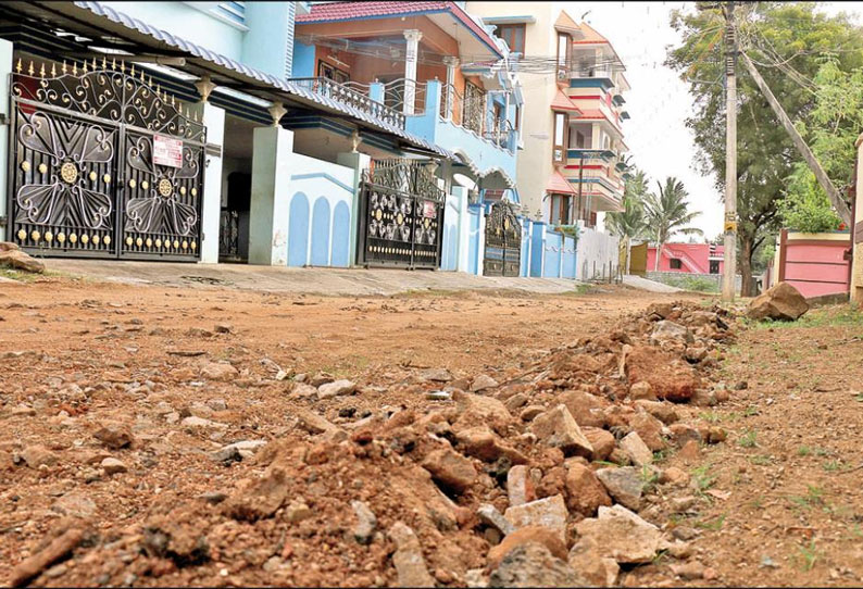 மேலப்பாளையம் வீரமாணிக்கபுரம் பகுதியில் குண்டும், குழியுமான சாலையை சீரமைக்க வேண்டும் பொதுமக்கள் கோரிக்கை